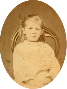リュボフ・F・ドストエフスカヤの肖像 (1869-1926)、作家フョードル・ミハイロヴィッチ・ドストエフスキー (ヒョードル、フィオドール・ドストエフスキー、ドストエフスキー、ドストエフスキー) (1821-1881) の娘。 アルブミンの写真 作： Russian Photographer