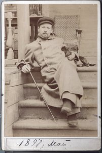 アントン・チェーホフの肖像と愛犬ヒナ（1897年5月、チェーホフ邸メリホヴォにて）（アルブミン写真
