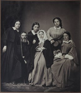 著者で辞書編集者のウラジミール ダール (ダル) (1801-1872) と家族 (妻のエカテリーナ リボヴナ ソコロヴァ (1819-1872) と娘たち) の肖像、匿名。 アルブミンの写真