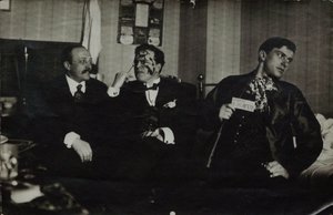 ウラジミールマヤコフスキー（右）、デビッドバーリュク（中央）、アンドレイシェムスリン（1914年、モスクワ） 作： Russian Photographer