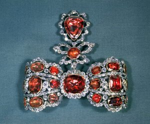 ブリリアントカットのダイヤモンドとスピネルがセットされたリボンブローチ、Pfisterer、1764年作（ゴールド、シルバー、ダイヤモンド、スピネル）