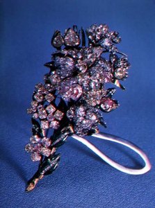 ブリリアントカットダイヤモンドとエナメル装飾が施された花束の形のブローチ、c.1750（金、銀、ダイヤモンド、エナメル）