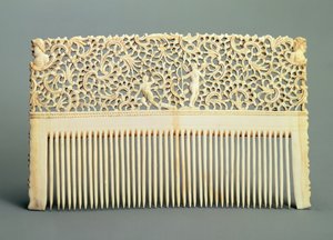 18世紀半ばのホルモゴリーの、片側に歯が付いた装飾用の櫛（セイウチアイボリー） 作： Russian School