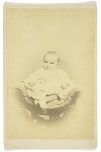 座っている幼児の無題の肖像画、18501899。 作： S. A. Thomas