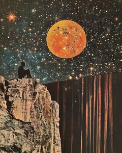 オレンジ色の月の下の男