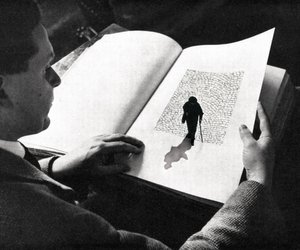 『孤独な旅』を読む男