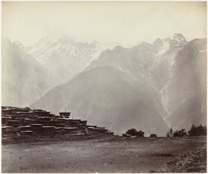 ヒマラヤ山脈を背景にしたチニの眺め チニの全景（原題） 作： Samuel Bourne (attributed to)