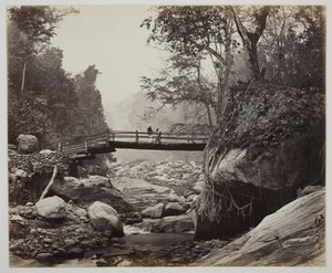 無題 [川に架かる歩道橋], c. 1865年。 作： Samuel Bourne