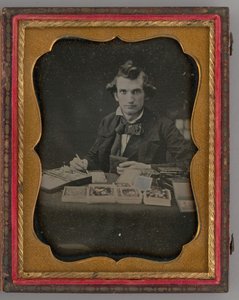 ダゲレオタイプとブラシを保持している座っている男性の無題の肖像画、1865 年。 作： Samuel J. Miller