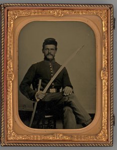 セイバーを持った着席兵士の無題の肖像画、1862 年。 作： Samuel J. Miller