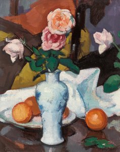オレンジと白いテーブルクロスと花瓶のバラ 作： Samuel John Peploe