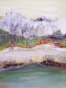幾何学的な山間の湖