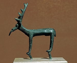 ヌラーギ文化（nuraghi） サルデーニャ：イグレシアス鹿のブロンズ像。紀元前8〜7世紀。イタリア、サルデーニャ島、カリアリ、ナツィオナーレ・アルケオロジコ博物館 作： Sardinia Nuragic Civilization