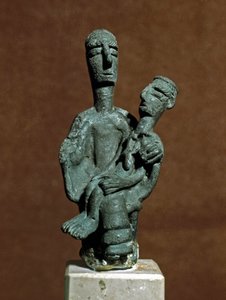 ヌラーゲ文化（ヌラーギ）サルデーニャ：死んだ戦士を支える母なる女神のブロンズ像。ヌオロ近郊のウルズレイから。紀元前8〜7世紀。イタリア、サルデーニャ州、カリアリ、国立考古学博物館