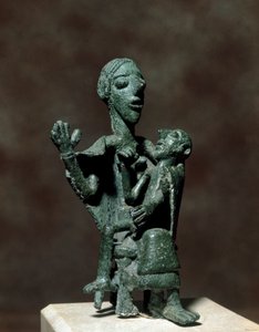 ヌラーギ文化（ヌラーギ） サルデーニャ島：母なる女神とその息子のブロンズ像。紀元前8〜7世紀。イタリア、サルデーニャ島、カリアリ、国立考古学博物館