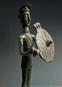 ヌラーゲ文化（ヌラーギ） サルデーニャ島：盾を持った戦士のブロンズ像。紀元前8～7世紀。ローマ、ルイジ・ピゴリーニ国立歴史民族学博物館 作： Sardinia Nuragic Civilization