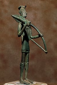 ヌラーゲ文化（ヌラーギ） サルデーニャ：ブロンズ製の戦士像。紀元前8〜7世紀。イタリア、サルデーニャ州、カリアリ、国立考古学博物館