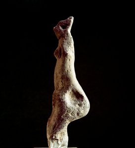 ヌラーゲ文化（ヌラーギ） サルデーニャ語：ヌオロ近郊のマコメルから出土した石灰岩のヴィーナス・ステアトピギー（背中の下の形）の像（マコメルのヴィーナス）。新石器時代（紀元前25-18世紀）のもの。カリアリ、ナツィオナーレ考古学博物館 作： Sardinia Nuragic Civilization