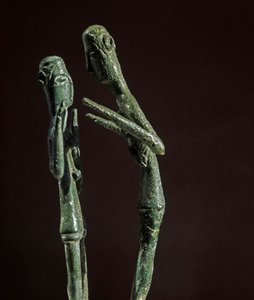 ヌラーギ文化（ヌラーギ） サルデーニャ島：ブロンズ製のレスリング選手の彫刻群。紀元前8〜7世紀。イタリア、サルデーニャ島、カリアリ、国立考古学博物館（Museo Nazionale Archeologico