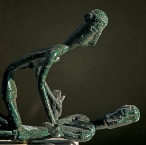 ヌラーギ文化（nuraghi）サルデーニャ：ブロンズ製力士の彫刻群。アルコシュ山から。紀元前8〜7世紀。イタリア、サルデーニャ州、カリアリ、国立考古学博物館 作： Sardinia Nuragic Civilization