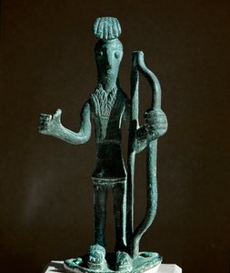 ヌラーギ文化 サルデーニャ: ブロンズ製の弓を引く戦士の彫像（槍は欠落）。紀元前8〜7世紀。イタリア、サルデーニャ島、カリアリ、ナツィオナーレ・アルケオロジコ博物館
