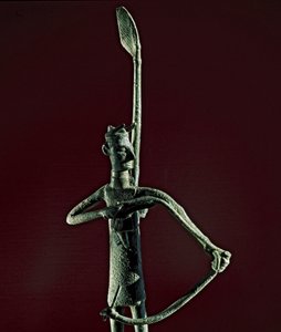 ヌラーギ文化 サルデーニャ島：ブロンズの弓を引く戦士の彫像。紀元前8〜7世紀。イタリア、サルデーニャ島、カリアリ、国立考古学博物館 作： Sardinia Nuragic Civilization