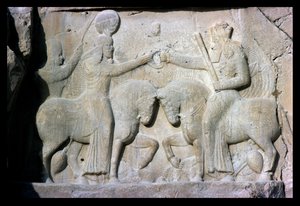 古代ペルシャ（石灰岩）のサッサニア帝国の創設者、アルダシル1世（c.210-241）の叙任を描いたレリーフ 作： Sasanian