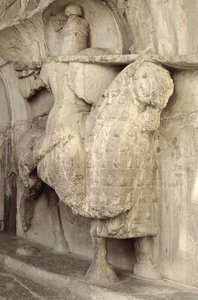 重装甲の騎士の装備を備えた彼の馬シャブディスでのコスローパルビズの彫刻、西暦620年頃 作： Sasanian School