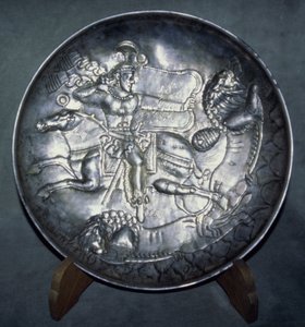 マダンダランのサリ出身のアルダシル2世（r.379-86）を描いた料理。 AD 380（追跡され、切り込まれたシルバー） 作： Sasanian School
