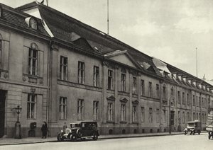 ベルリン：Auswartiges Amt; Foreign Office（モノクロ写真 作： Sasha Stone