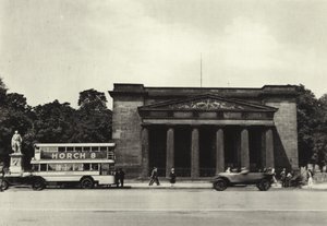 ベルリン：Die Neue Wache; New Guard House (白黒写真) 作： Sasha Stone