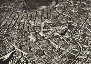 ベルリン。Fliegeraufnahme des alten Kernes; The City seen from an airplane (b/w photo) 作： Sasha Stone