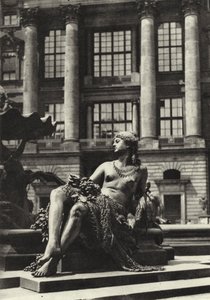 ベルリン。Partie vom Schlossbrunnen; Detail of the R Castle Fountain (bw photo) 作： Sasha Stone
