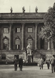 ベルリンUniversitat; University (白黒写真) 作： Sasha Stone