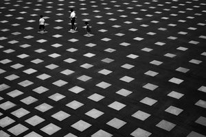 幾何学的な地面の上の人々 作： Satoshi Hata