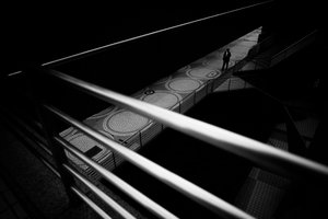 孤独な男 都市の遊歩道