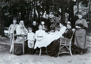 19世紀後半または20世紀初頭のロシアの作家レオトルストイの家族。 作： Scherer Nabholz and Co