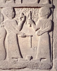 回転盤で遊ぶ二人の少年を描いた浮彫り トルコ、カルケミッシュ出土 新ヒッタイト時代 作： School Assyrian