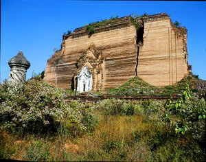 1790～1816年に建てられた「ミンウン・パヤ」（写真） 作： School Burmese