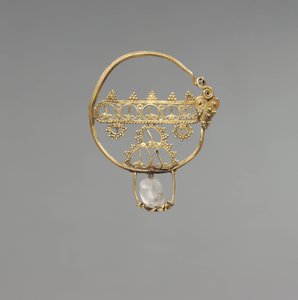 透かし細工の耳飾り ビザンチン時代初期 600-800（ロッククリスタルビーズ付き金製 作： School Byzantine