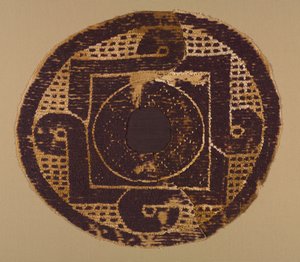 毛布やカバーのループ状の丸い部分（300年代〜400年代）（補助的に緯糸を巻いたタペストリー織り、未染色のリネンと染色したウール