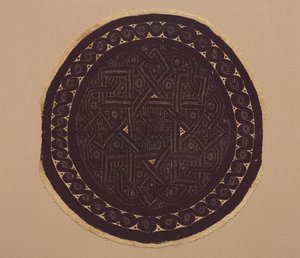 300年代の「カーテンの丸い絵」（平織りの地にタペストリー織りと補助的な横糸巻き、無染色のリネンと染色したウール