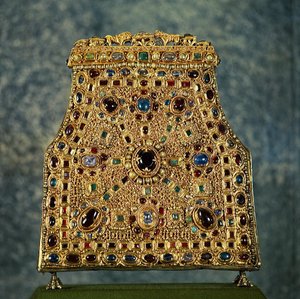 ロンバルディア女王テオデリンデ・ド・バヴィエール（テオドリンダ、ロンバルディア女王、627年没）からモンツァ大聖堂に寄贈された聖ヨハネの歯の聖遺物。9世紀の作品。カロリング様式の美術品。モンツァ、ドゥオモ博物館（Musee et tesor de la cathedrale 作： School Carolingian
