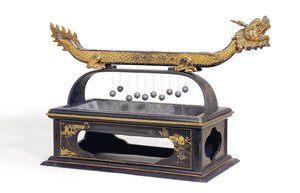 中国の黒と金色の漆塗りの龍火時計（木と鉛に漆と金色を施したもの 作： School Chinese