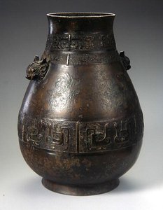 鋳込み装飾付胡瓶（ブロンズ）（272172、272173も参照） 作： School Chinese