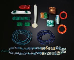 初期のガラスビーズの珍しい長いストランドを含む中国のジュエリーのセレクション、戦国時代。漢王朝の初期のガラスビーズの5つのストランド。ガラスの装飾品のグループ、すべての清王朝と清王朝のガラスの指輪のグループ 作： School Chinese