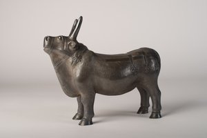牡牛（銀製、チェーシングとレプソの装飾付き