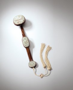 刻まれた灰色がかった-緑の翡翠-象眼細工如意笏、元から明代初期 作： School Chinese