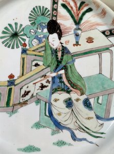 中国美術：ベンチに座っている女性のリワーズ。18世紀の磁器に描かれた絵画。パリ、ギメ美術館、国立アジア美術館 作： School Chinese