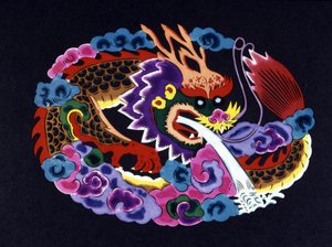 龍が描かれた中国の切り絵と色紙